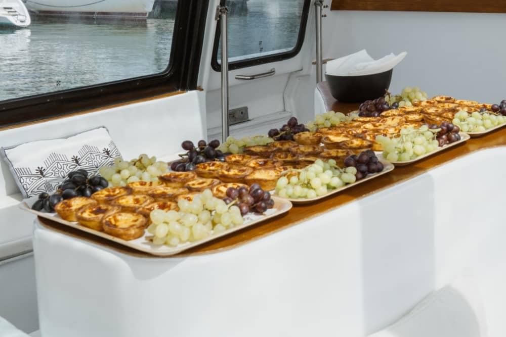 Profitez de chaque instant : une journée ensoleillée autour de Lisbonne en bateau à moteur