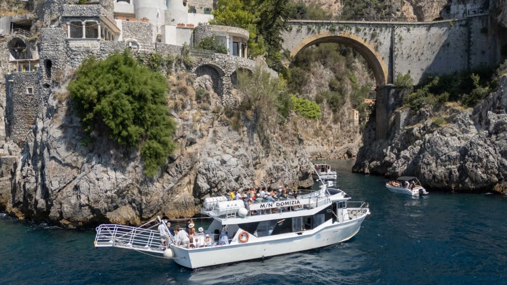 La tua barca a motore privata per una giornata alla scoperta di Positano.