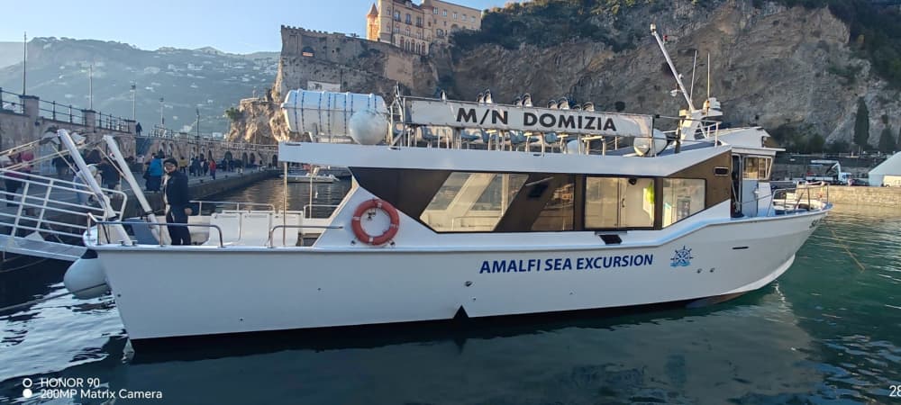 La tua barca a motore privata per una giornata alla scoperta di Positano.