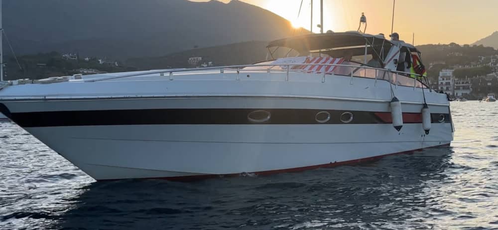 Roses'te 8 saatlik bir tekne turuyla güneşin tadını çıkarın.