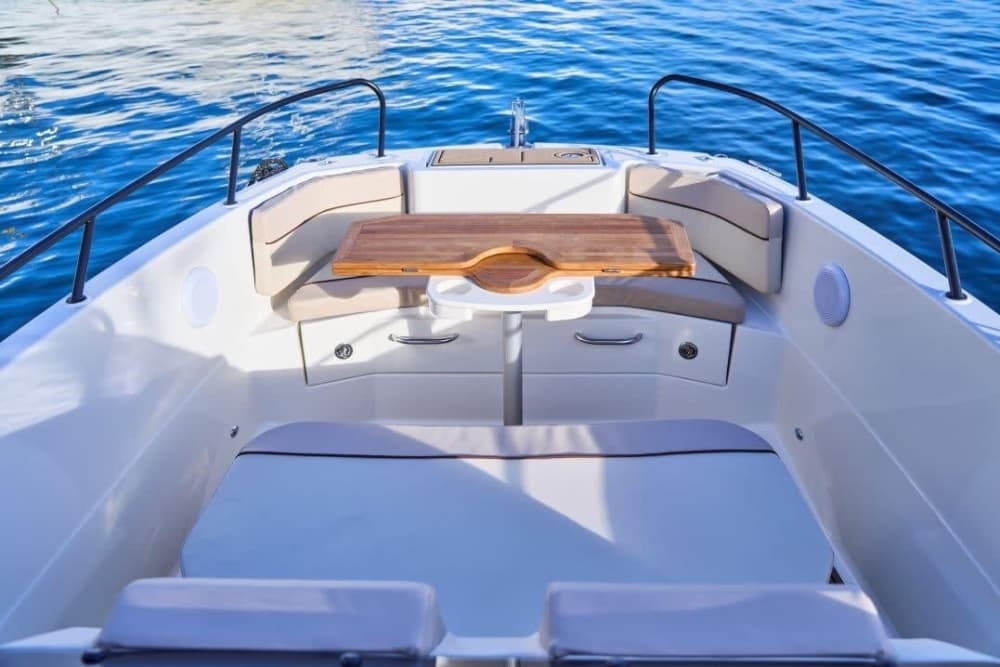 Profitez d'une excursion de 8 heures en bateau à moteur pour explorer Palma de Majorque.