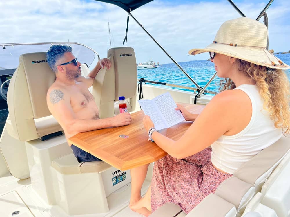 Profitez d'une excursion de 8 heures en bateau à moteur pour explorer Palma de Majorque.