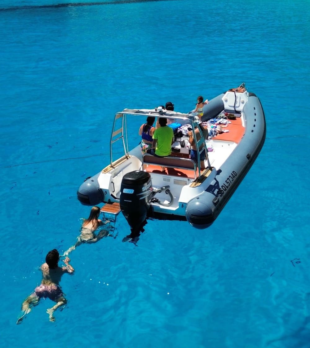 Din dag i Cala Gonone: Hyr en motorbåt för 8 timmars upptäcktsfärd