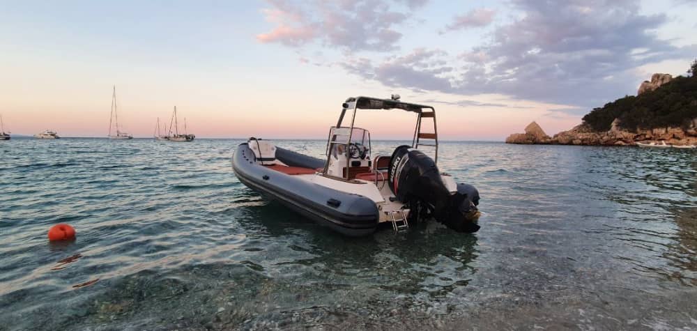 Din dag i Cala Gonone: Hyr en motorbåt för 8 timmars upptäcktsfärd