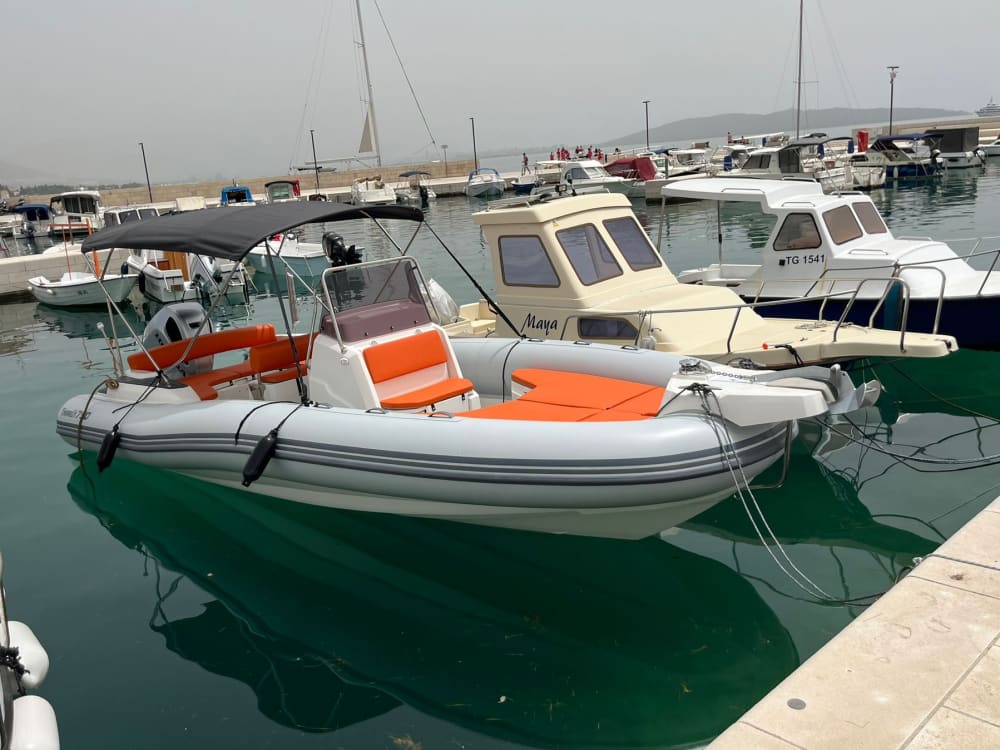 Een boottocht van een halve dag in Split op een motorboot.