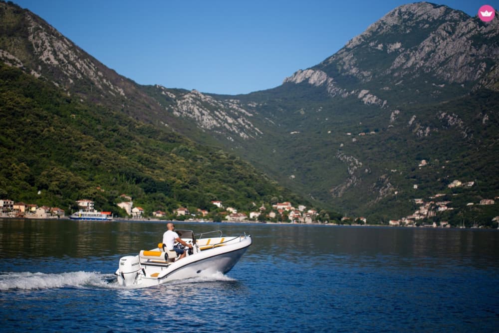 Descubra Kotor: Meio dia de pura alegria em uma lancha.