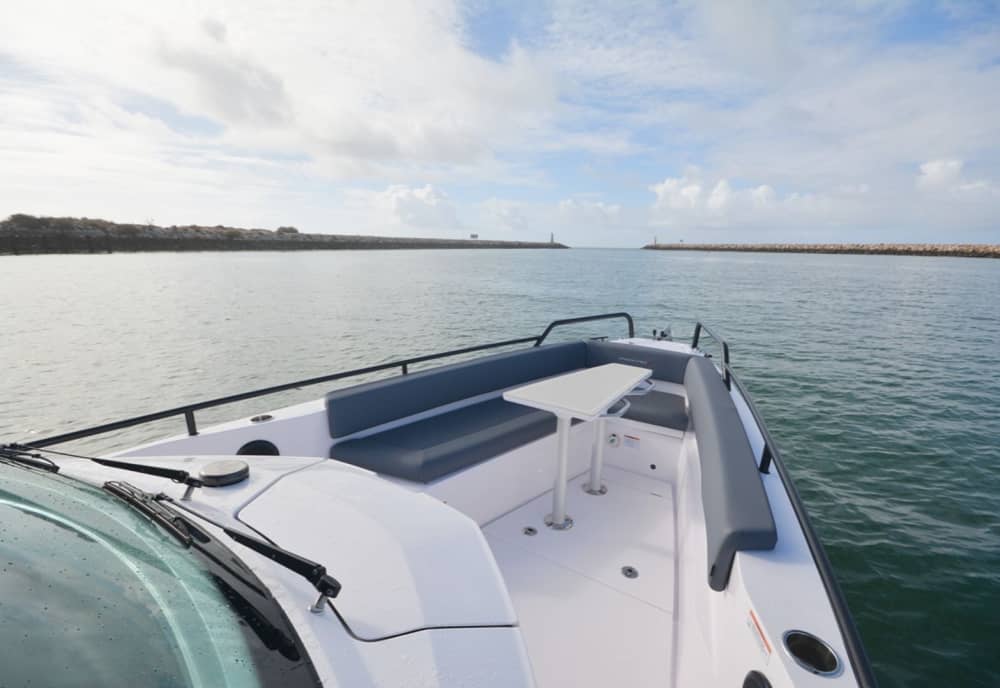Profitez d'une excursion de 9 heures en bateau à moteur pour explorer Corfou.