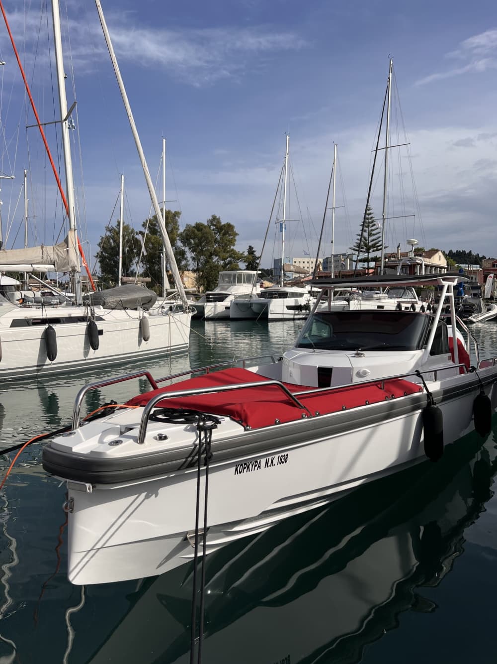 Profitez d'une excursion de 9 heures en bateau à moteur pour explorer Corfou.