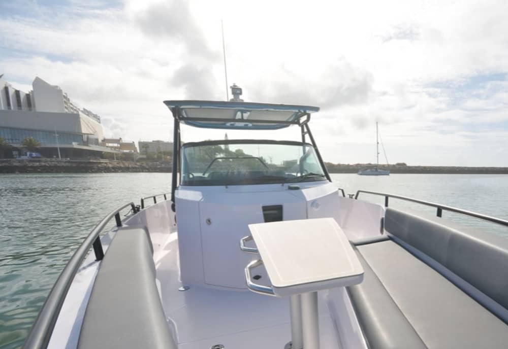 Profitez d'une excursion de 9 heures en bateau à moteur pour explorer Corfou.