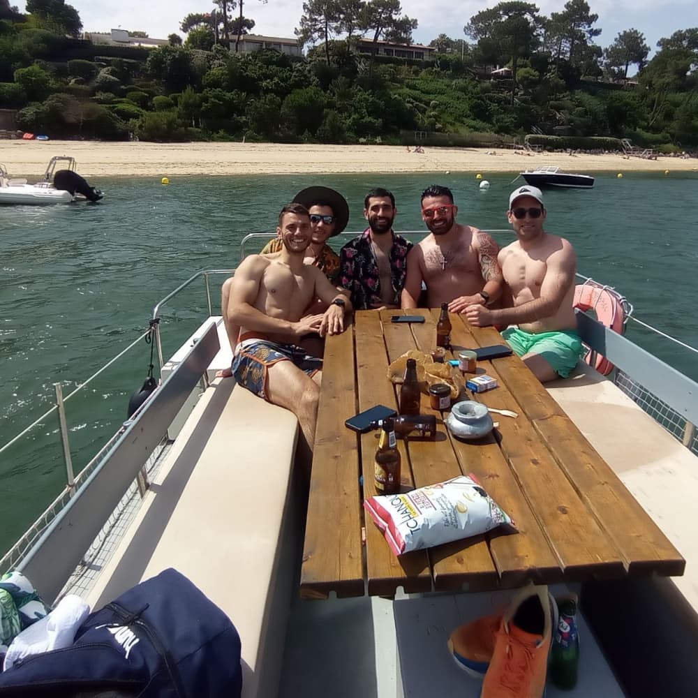 Start your holiday with 4h30 of fun on a motorboat