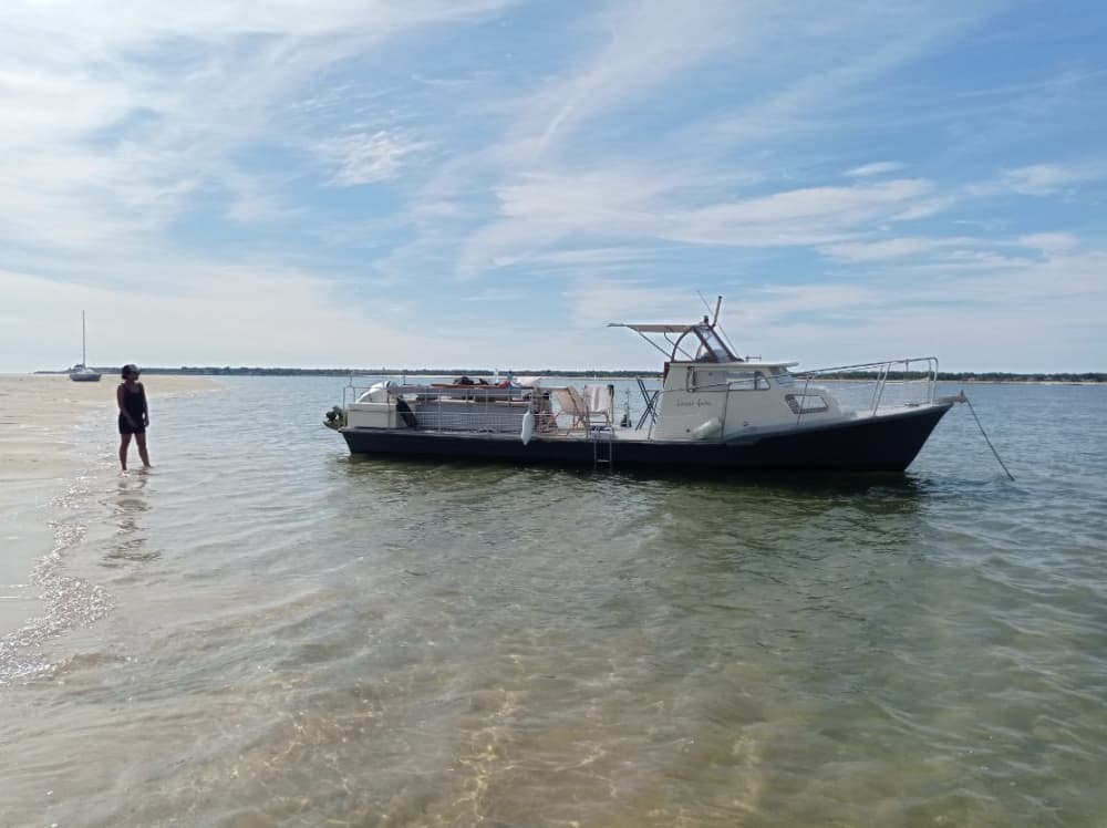 Start your holiday with 4h30 of fun on a motorboat