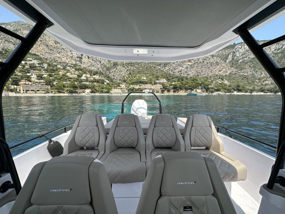 Sfrutta al massimo ogni momento: una giornata di sole intorno a Saint-Jean-Cap-Ferrat a bordo di un motoscafo.