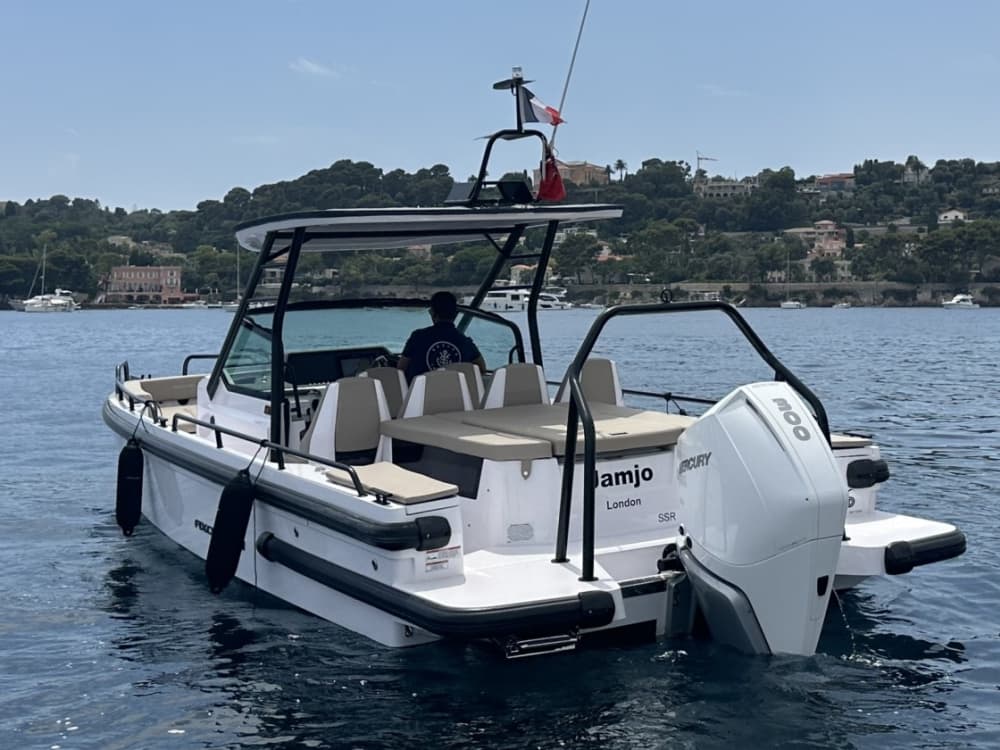 Sfrutta al massimo ogni momento: una giornata di sole intorno a Saint-Jean-Cap-Ferrat a bordo di un motoscafo.
