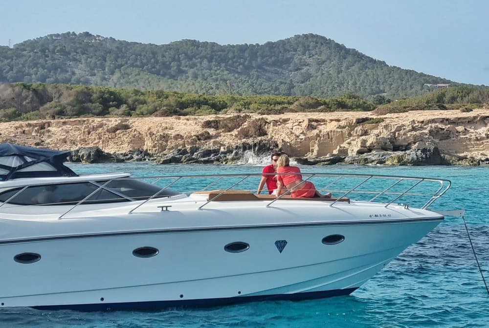 Vive el sueño mediterráneo: Un día completo en Ibiza