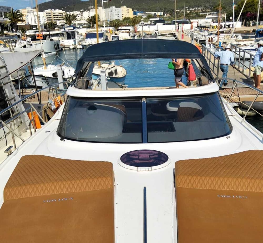 Vivi il sogno mediterraneo: una giornata intera alla scoperta di Ibiza.