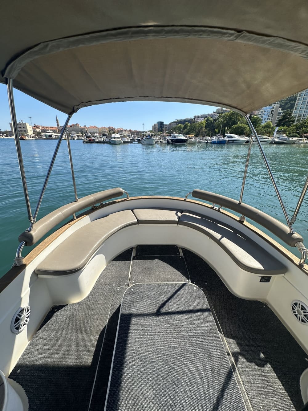 Escapade à Budva : 2 h 30 de détente en bateau à moteur