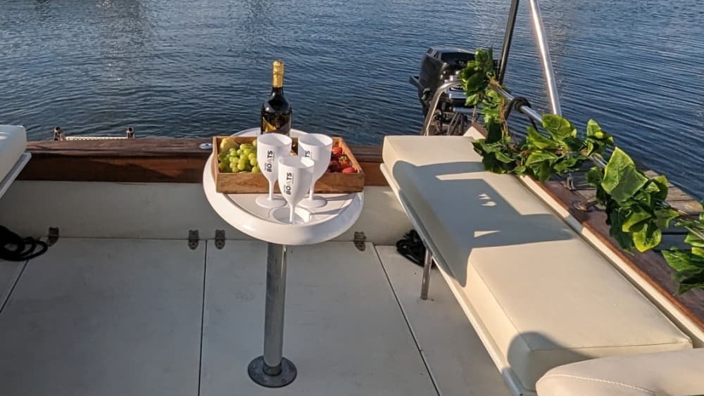 Nehmen Sie sich einen halben Tag Zeit, um sich auf einem Motorboot in Danzig zu entspannen.