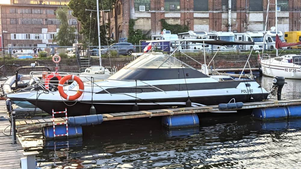 Nehmen Sie sich einen halben Tag Zeit, um sich auf einem Motorboot in Danzig zu entspannen.
