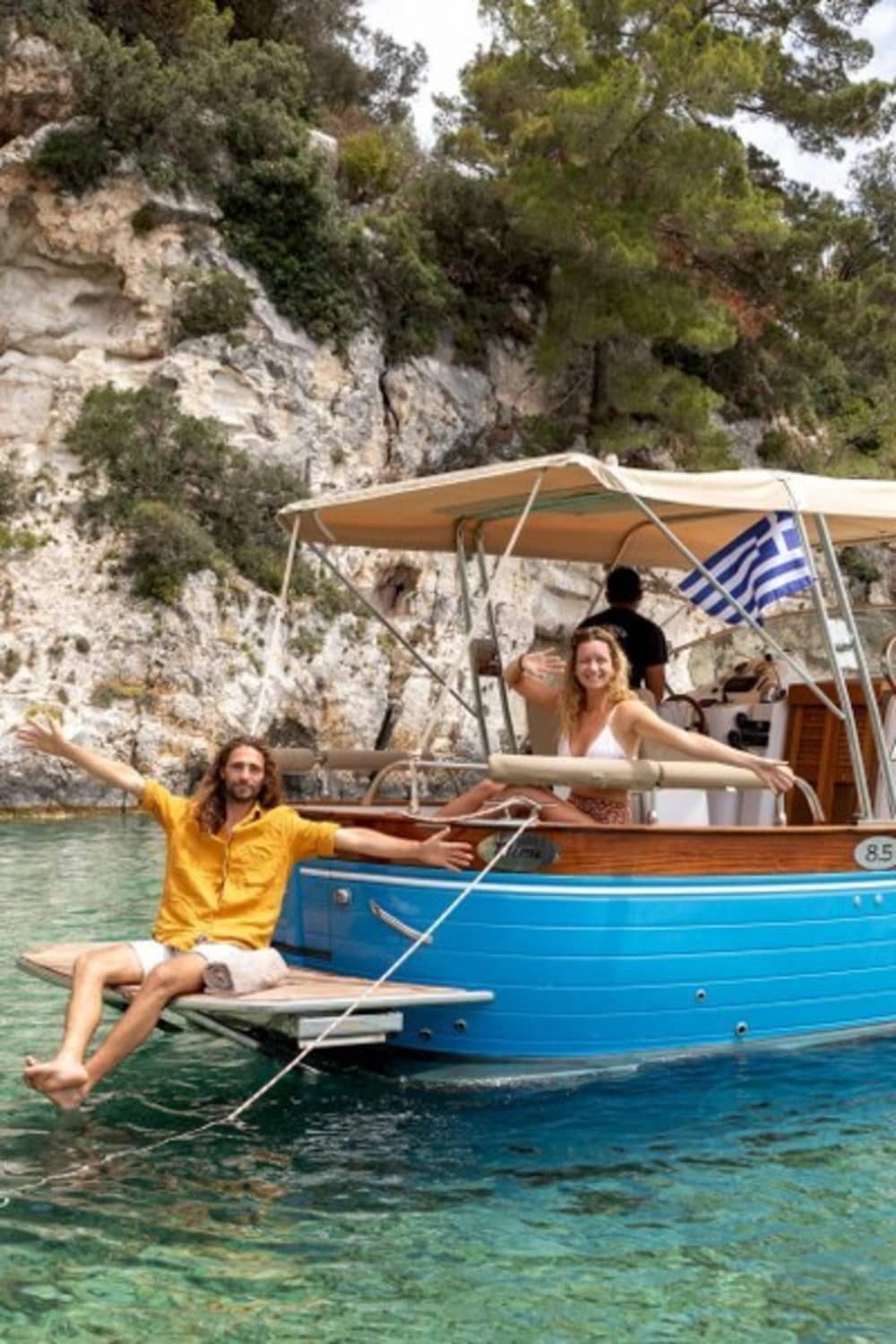 Votre journée à Paxi : louez un bateau à moteur pour une journée complète de découverte.
