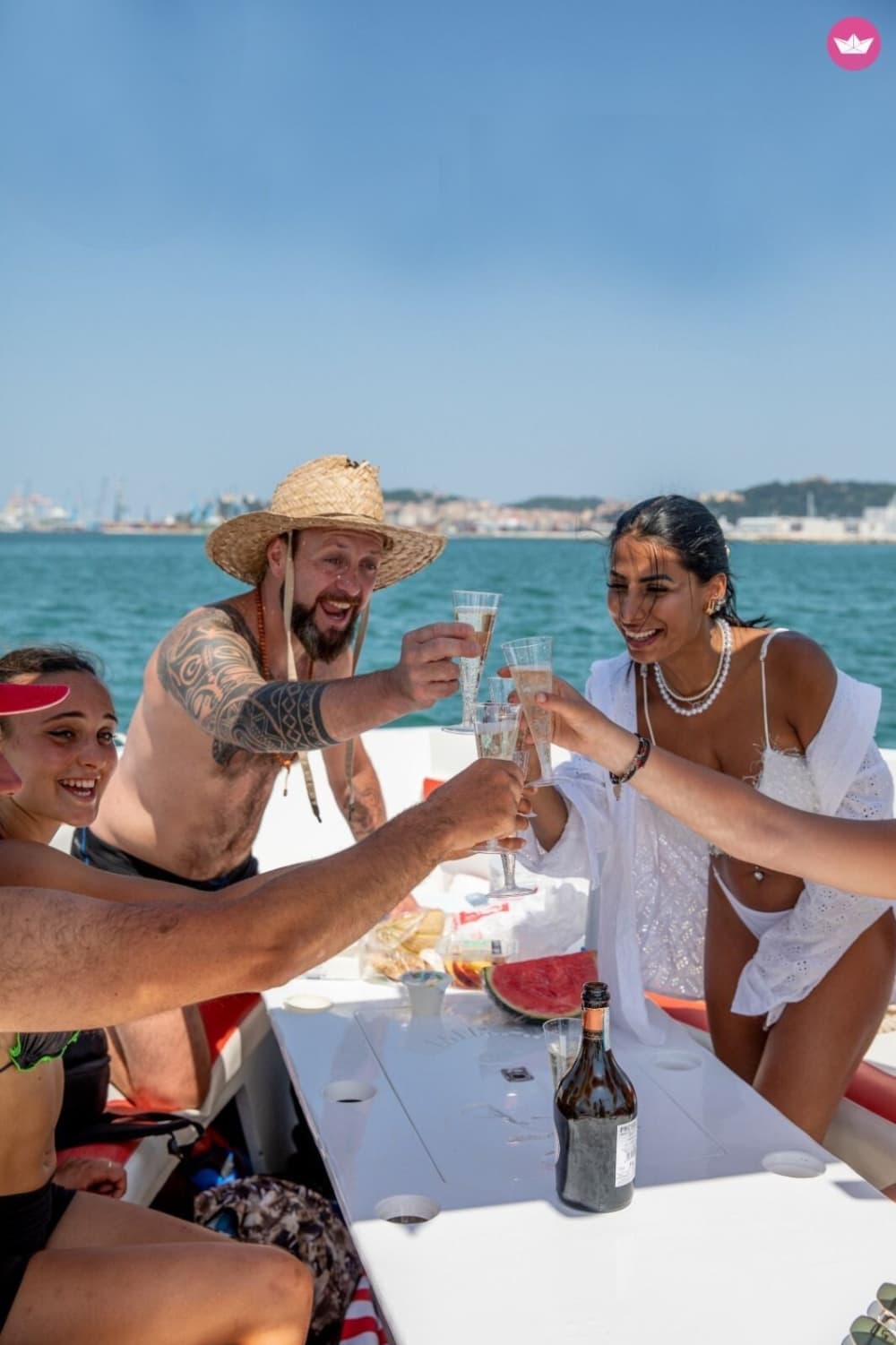 Noleggia una barca a motore per 4 ore di divertimento.