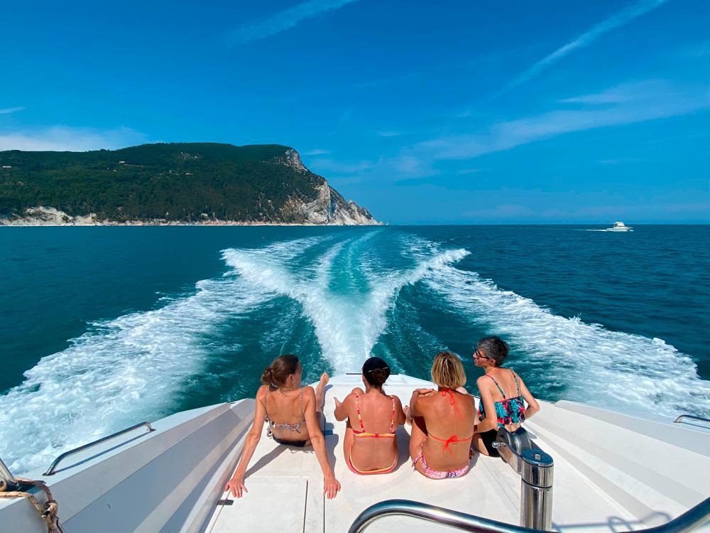 Noleggia una barca a motore per 4 ore di divertimento.