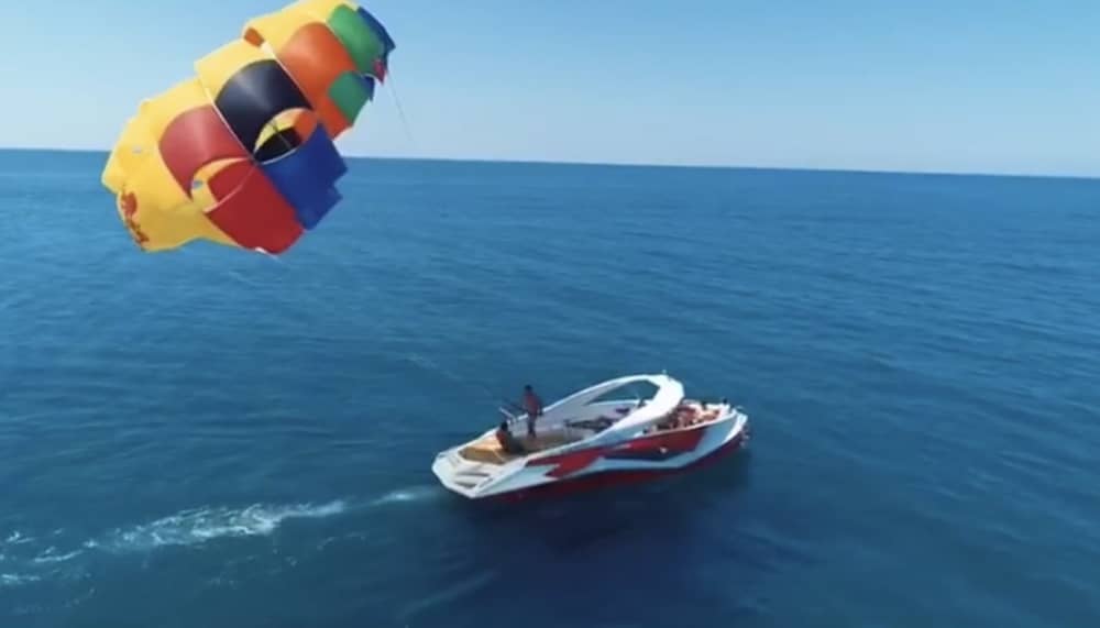 Noleggia una barca a motore per 4 ore di divertimento.