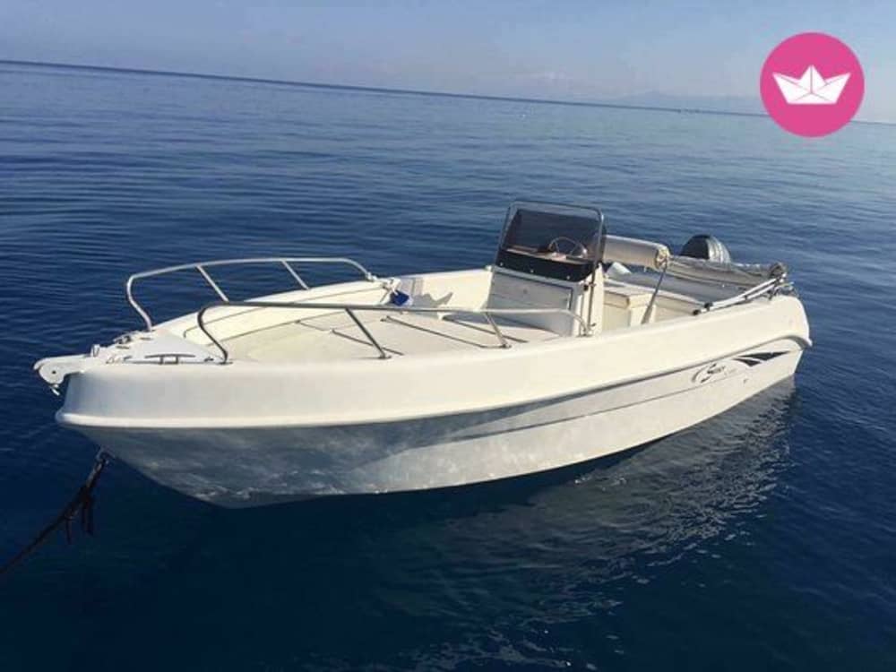 Vivi una giornata indimenticabile con la nostra SAVER 5.40, dotato di tutto il necessario per una perfetta giornata in barca!