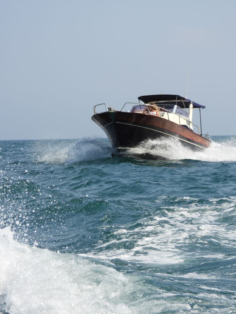 Passeio de barco exclusivo para mergulho com snorkel e visita a grutas marinhas.