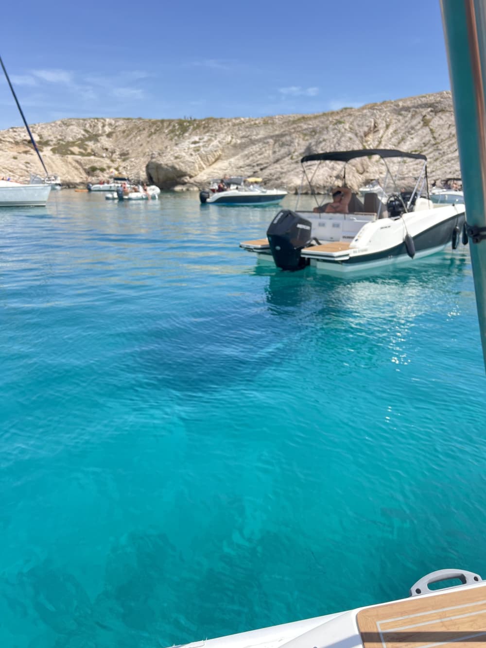 Njut av 3 timmar och 45 minuter av solsken på en motorbåt i Marseille
