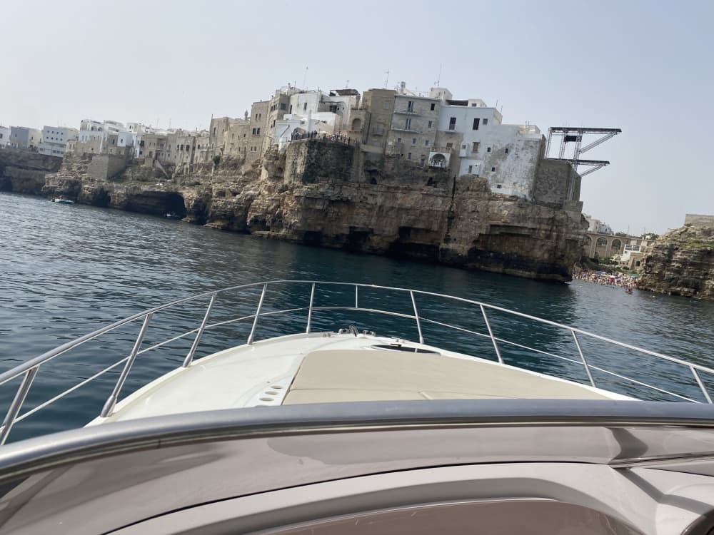 Genießen Sie 8 Stunden auf einem Motorboot in Polignano a Mare