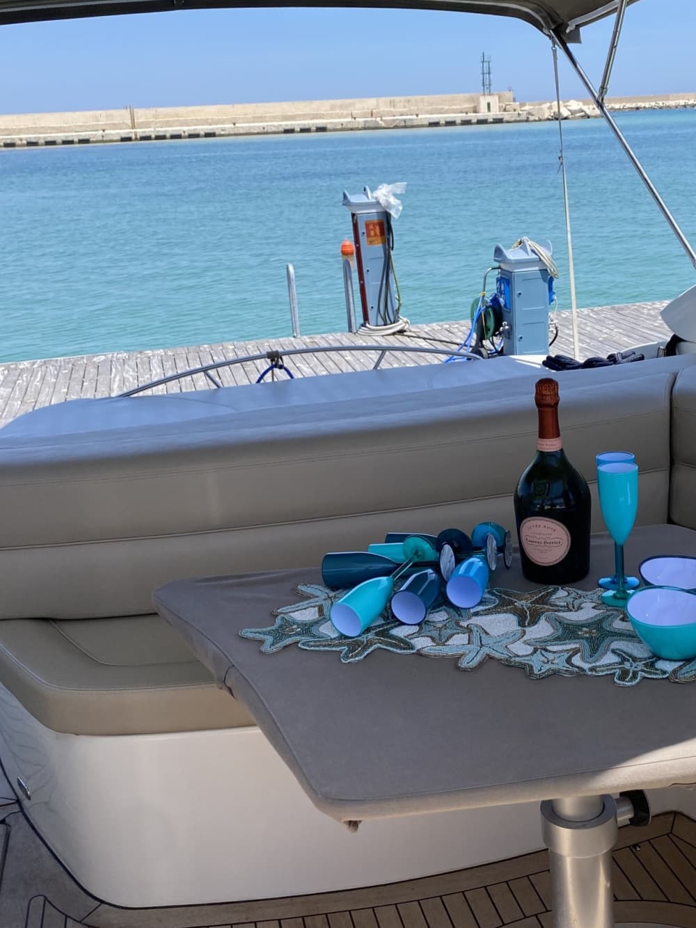 Genießen Sie 8 Stunden auf einem Motorboot in Polignano a Mare