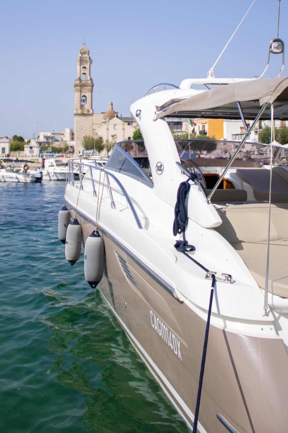 Genießen Sie 8 Stunden auf einem Motorboot in Polignano a Mare