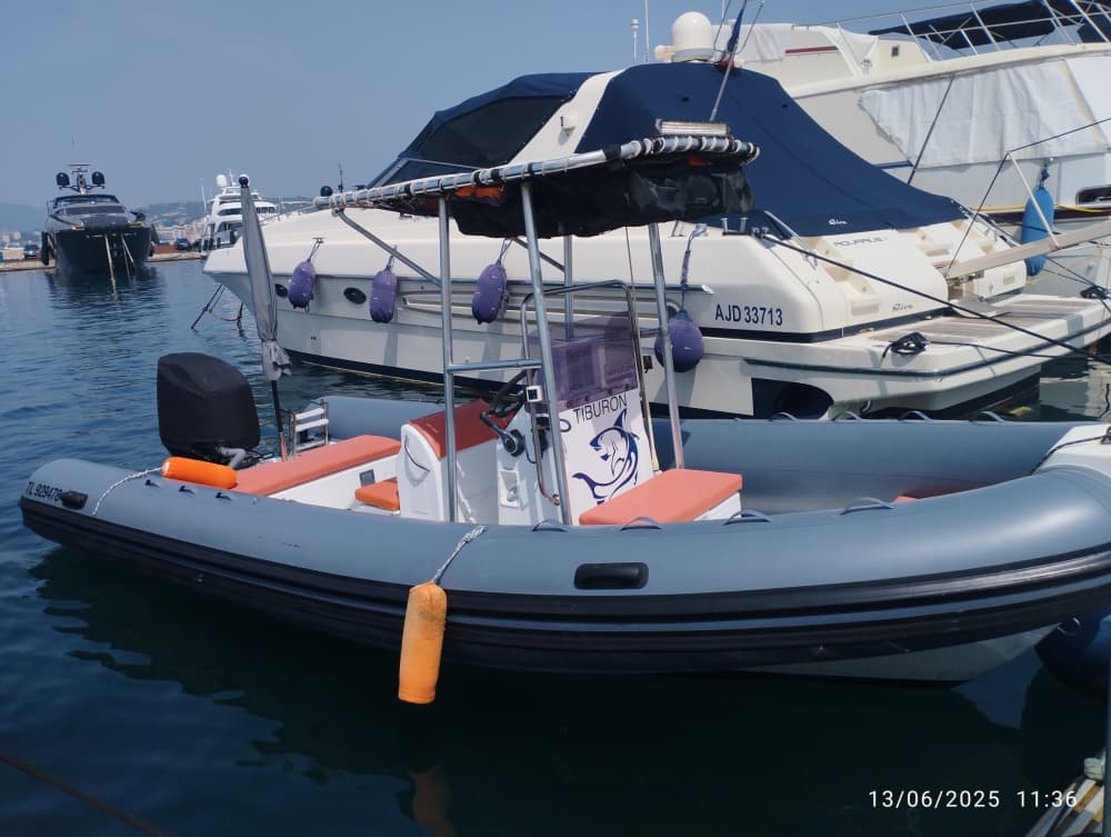 Profitez du soleil lors d'une excursion en bateau de 6 heures à Cannes.