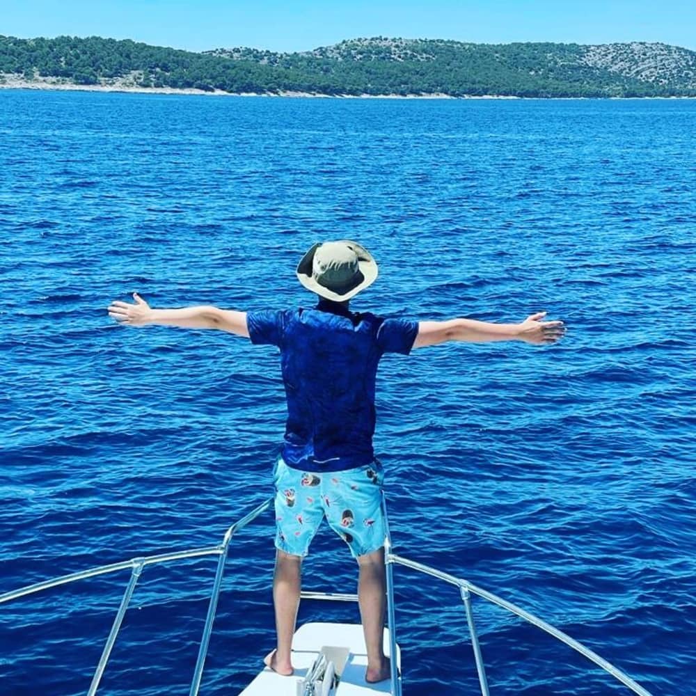 Goditi 8 ore a bordo di un motoscafo a Šibenik.