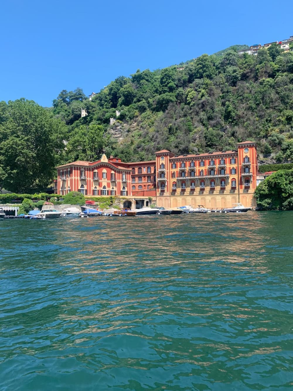 Tu día en el lago de Como: Alquila una lancha motora para un día completo de descubrimiento.