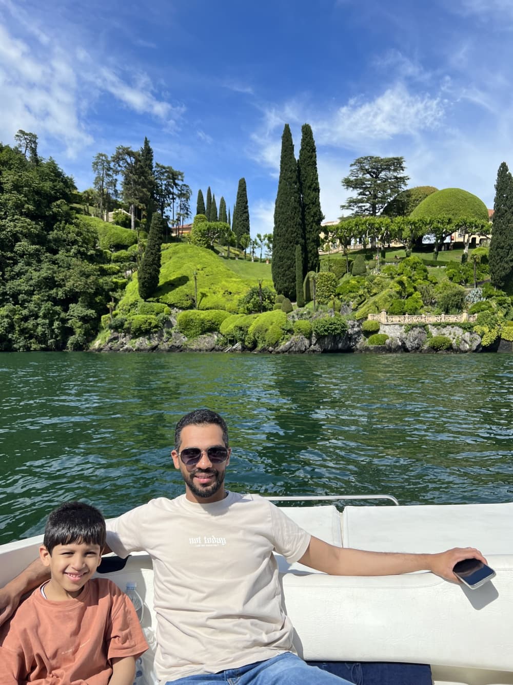 La tua giornata sul Lago di Como: noleggia una barca a motore per una giornata intera alla scoperta del lago.