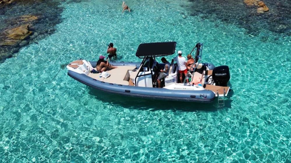 Насладитесь 7 часами на моторной лодке в Палау.