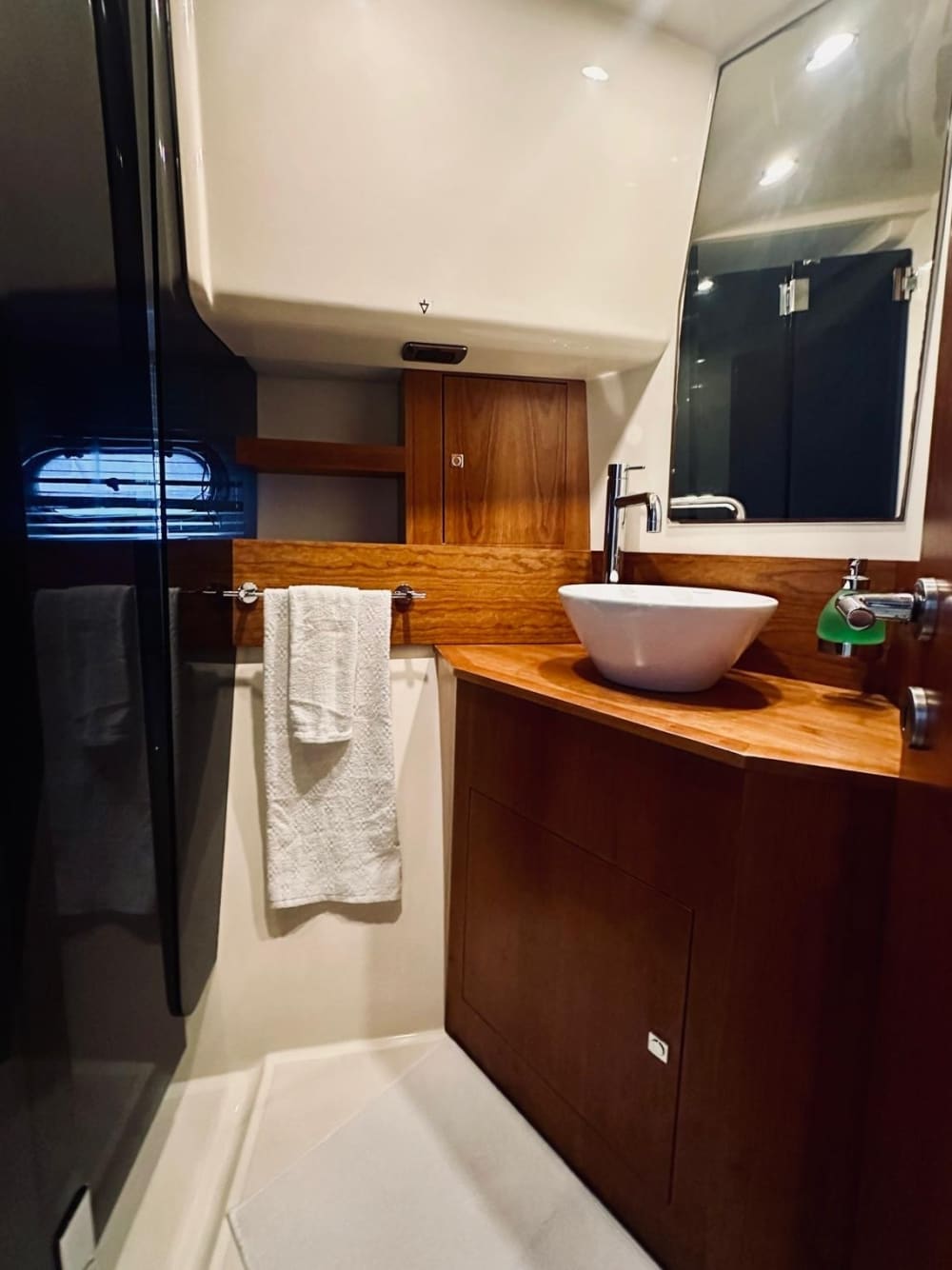 Mieten Sie ein Motorboot für 4 Stunden Spaß