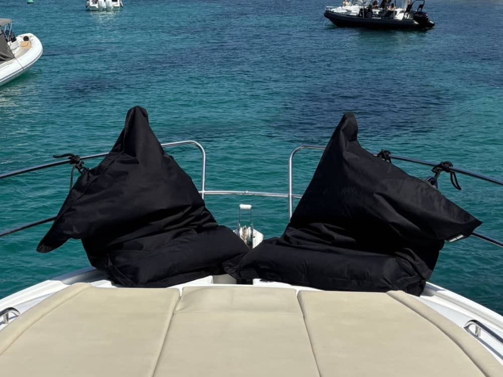 Descubra Villefranche-sur-Mer en una excursión de medio día en lancha motora.