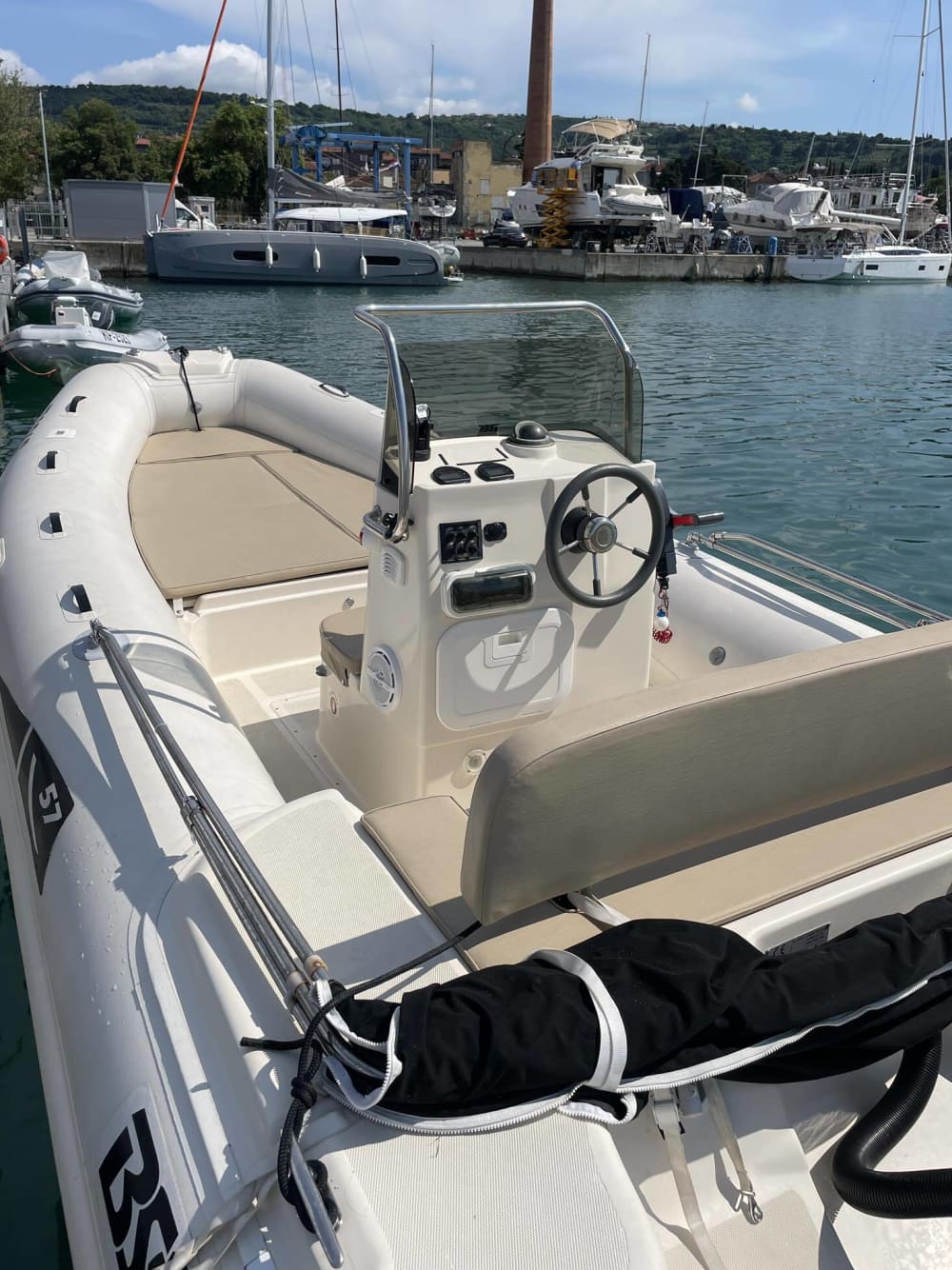 Votre journée à Izola : louez un bateau à moteur pour 9 h de découverte.