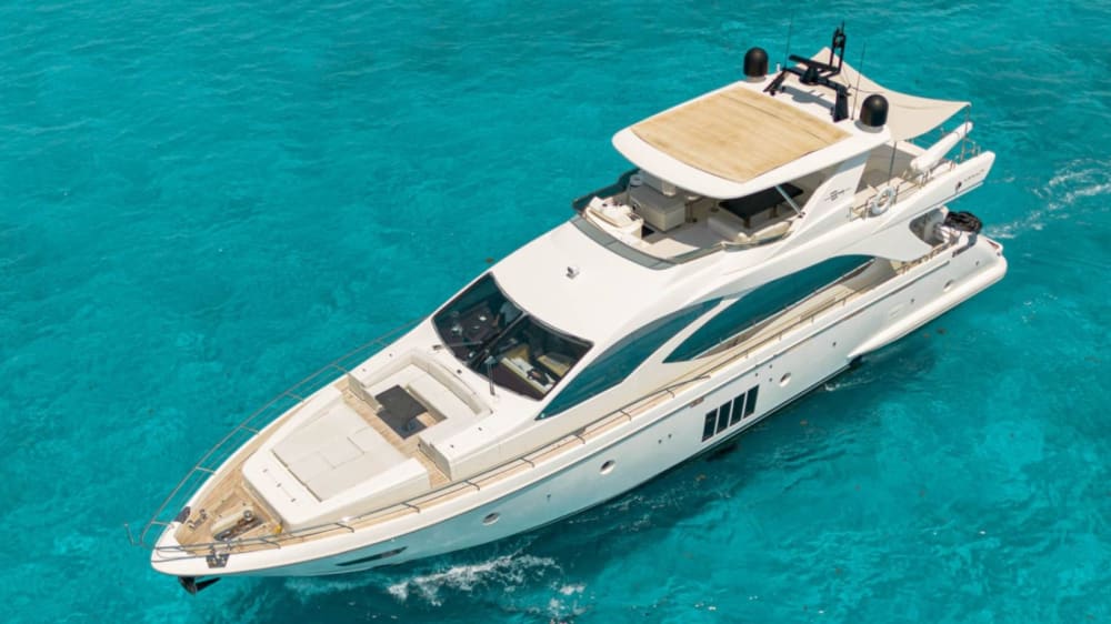 Azimut 84 Yacht Charter in the Bay of Cancún!