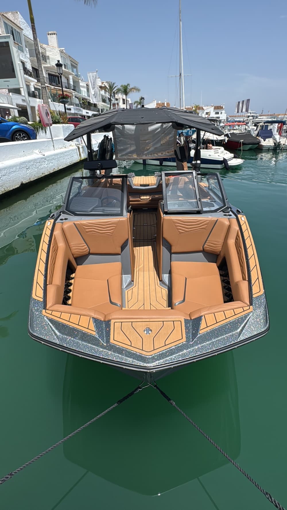 Breng 4 uur door op het water in Puerto Banús, genietend van de zon en het heldere water.