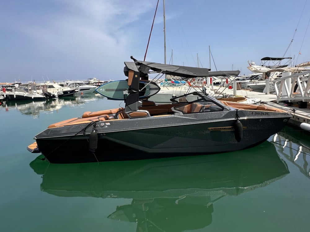 Spend 4h on the water in Puerto Banús with sun and clear waters