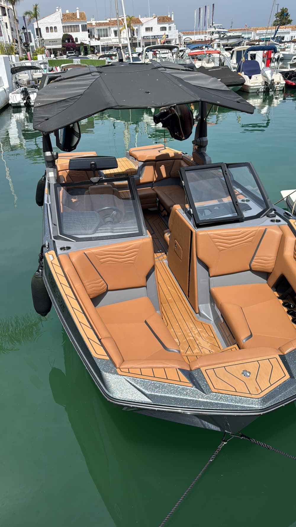 Breng 4 uur door op het water in Puerto Banús, genietend van de zon en het heldere water.
