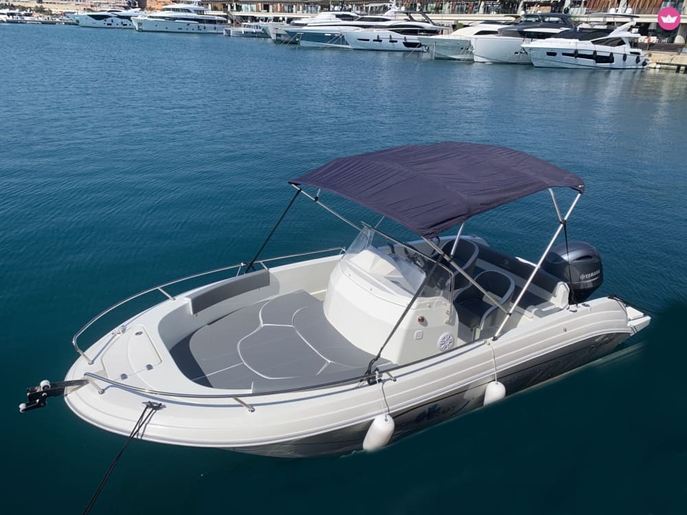 Relaxează-te într-o excursie cu barca de 3 ore și 30 de minute în Palma de Mallorca