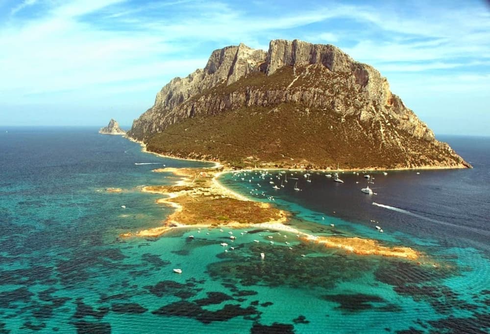 Scopri Pegli a bordo di una barca a vela per un'intera giornata.