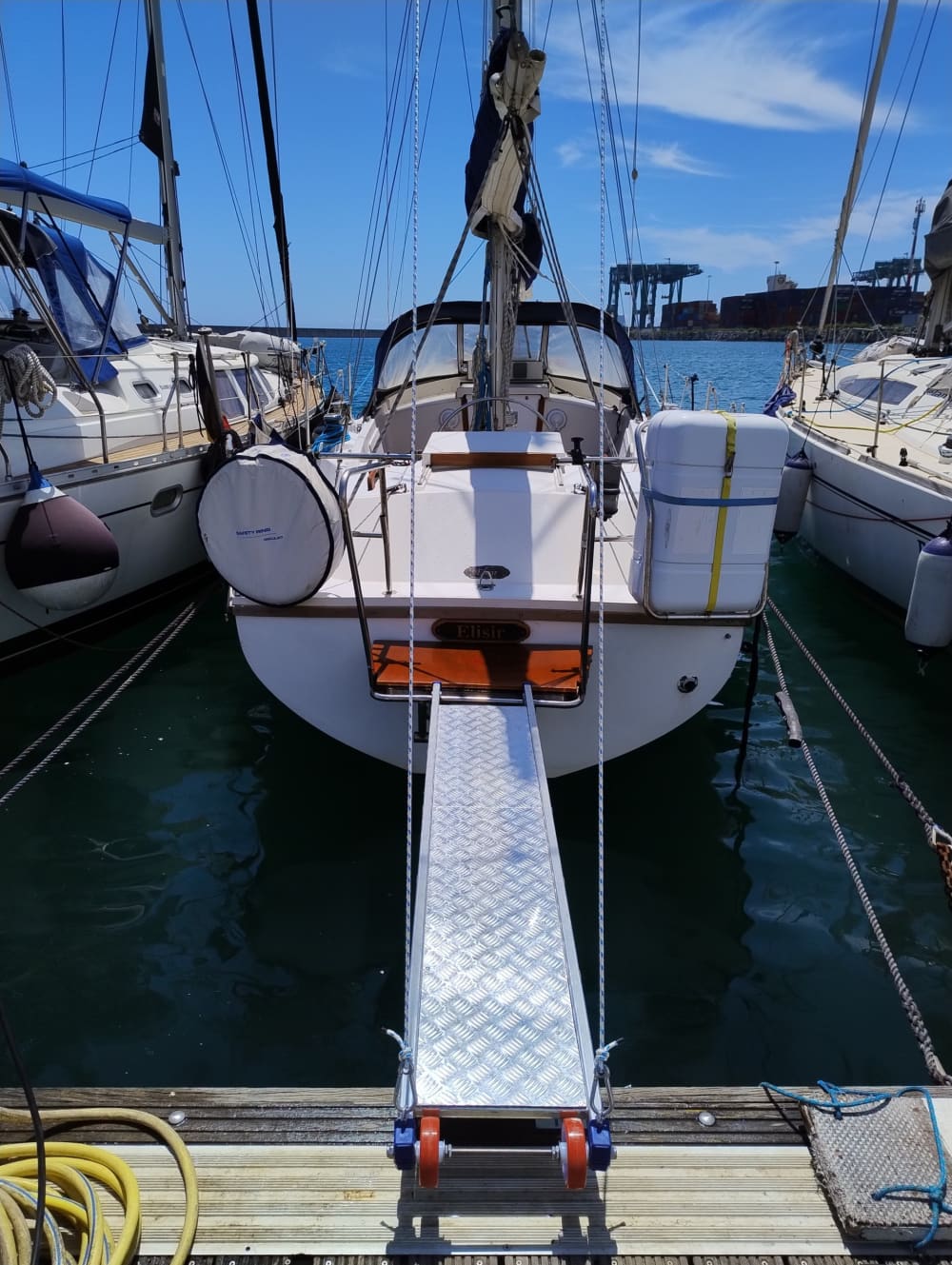 Scopri Pegli a bordo di una barca a vela per un'intera giornata.