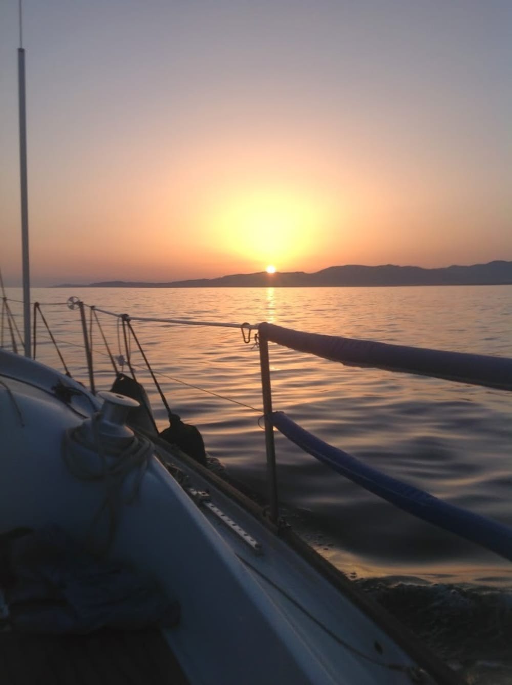 Scopri Pegli a bordo di una barca a vela per un'intera giornata.