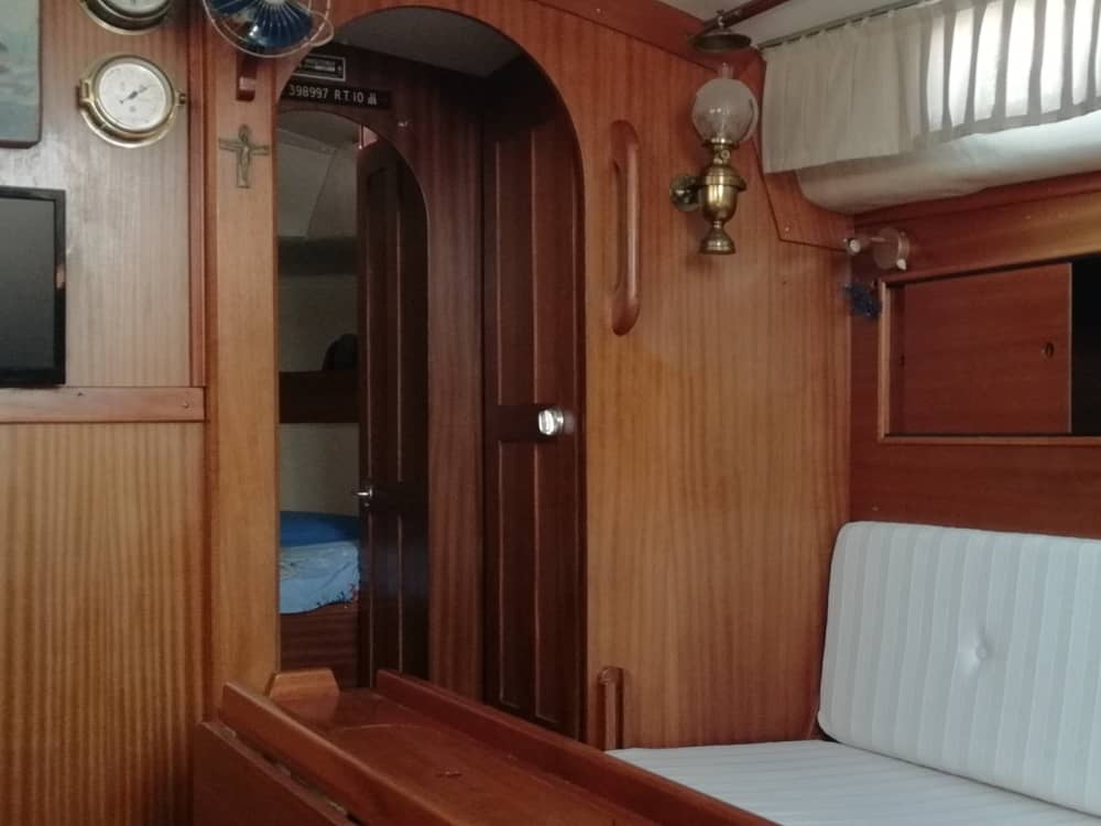 Scopri Pegli a bordo di una barca a vela per un'intera giornata.