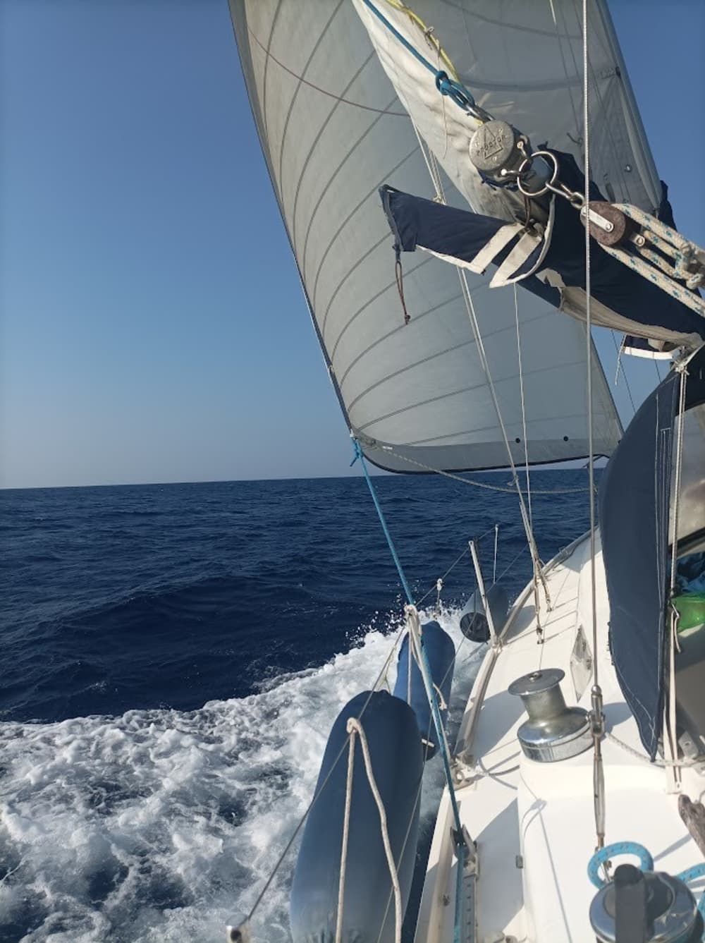 Scopri Pegli a bordo di una barca a vela per un'intera giornata.